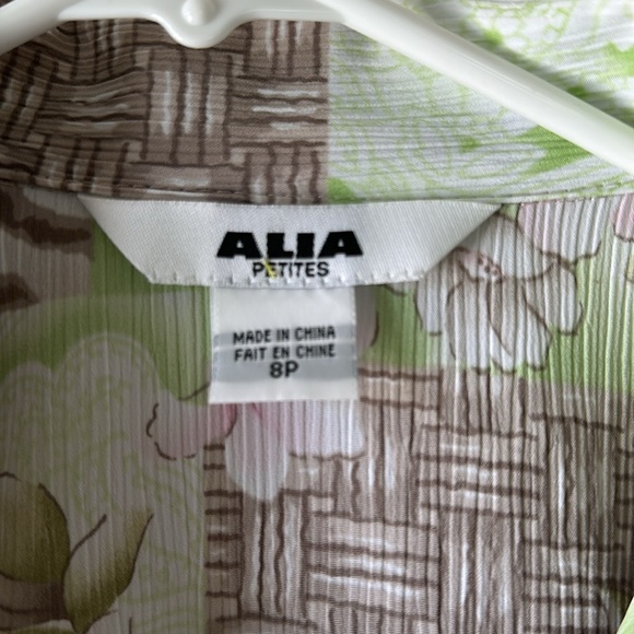 ALIA Petites button up female flower shirt - Picture 2 of 5